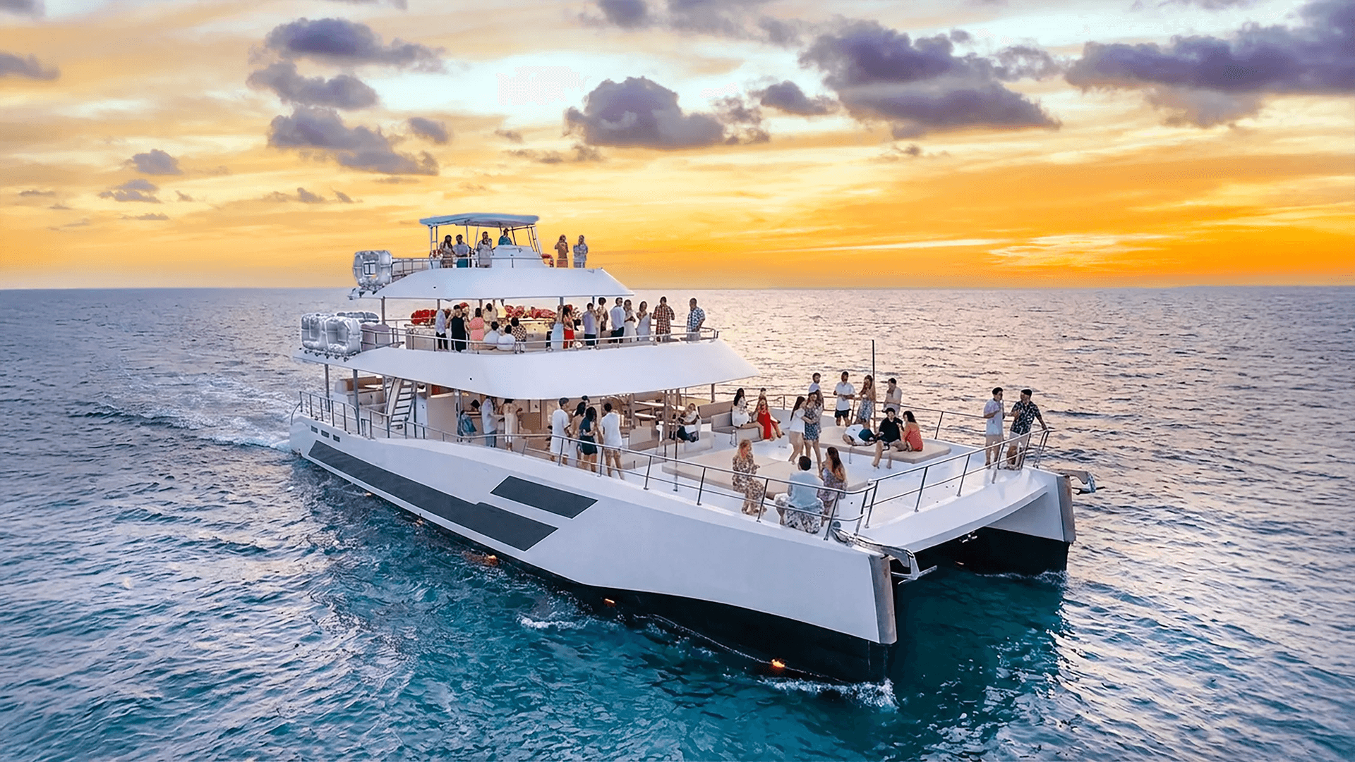 Catamarán de fiesta al atardecer