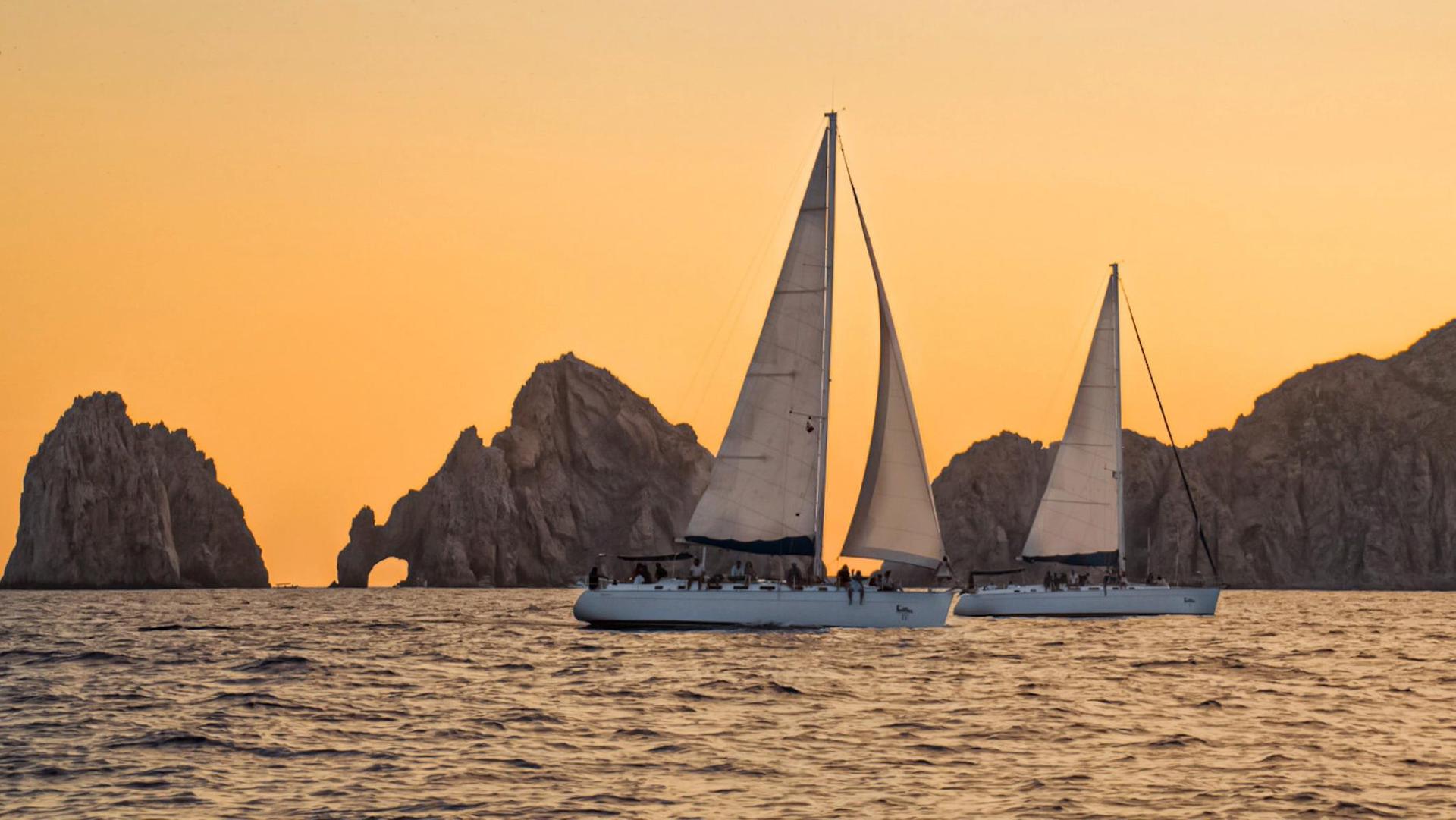 Velero Privado al Atardecer en Cabo San Lucas